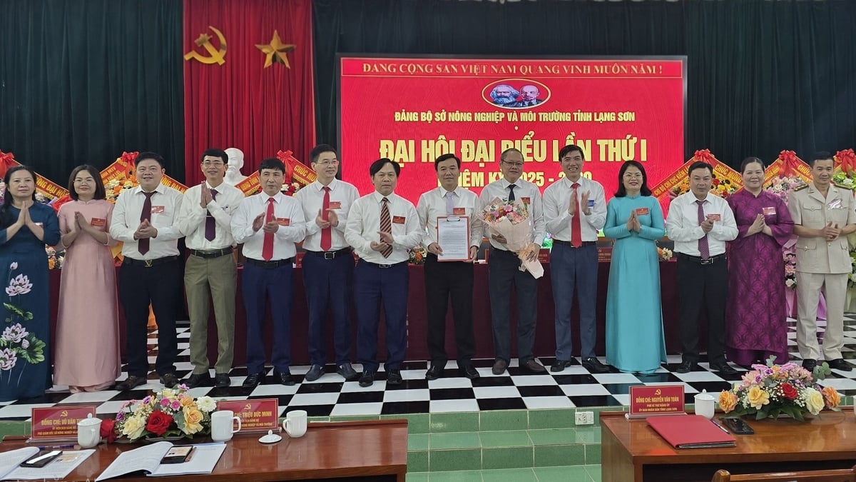 Ban Chấp hành Đảng bộ Sở NN-MT Lạng Sơn nhiệm kỳ 2025 - 2030 ra mắt Đại hội. Ảnh: Hoàng Nghĩa.