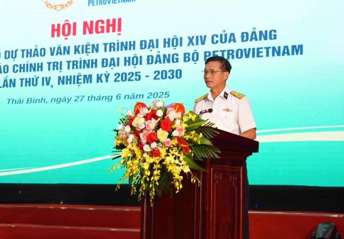 Đồng chí Lê Văn Hưởng, Phó Chủ nhiệm Chính trị Cục Chính trị Quân chủng Hải quân nêu rõ, cần tiếp tục nhấn mạnh vai trò phối hợp giữa Petrovietnam và Quân chủng Hải quân trong nhiệm vụ bảo vệ chủ quyền biển đảo, đảm bảo an ninh năng lượng, an ninh quốc phòng và phát triển kinh tế biển. Ảnh: PetroTimes. Đồng chí Lê Văn Hưởng, Phó Chủ nhiệm Chính trị Cục Chính trị Quân chủng Hải quân nêu rõ, cần tiếp tục nhấn mạnh vai trò phối hợp giữa Petrovietnam và Quân chủng Hải quân trong nhiệm vụ bảo vệ chủ quyền biển đảo, đảm bảo an ninh năng lượng, an ninh quốc phòng và phát triển kinh tế biển. Ảnh: PetroTimes.