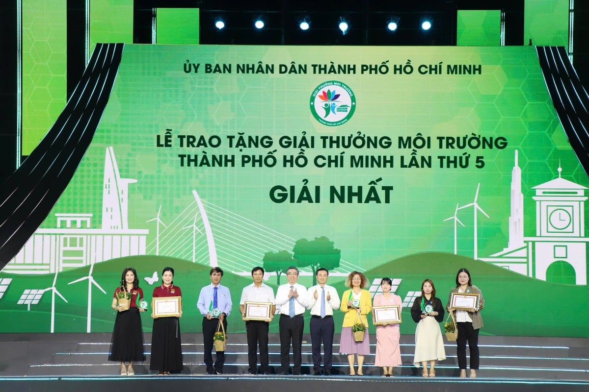Lãnh đạo thành phố trao Giải Nhất về Môi trường cho các cá nhân, tập thể. Ảnh: Anh Hoàng. Lãnh đạo thành phố trao Giải Nhất về Môi trường cho các cá nhân, tập thể. Ảnh: Anh Hoàng.