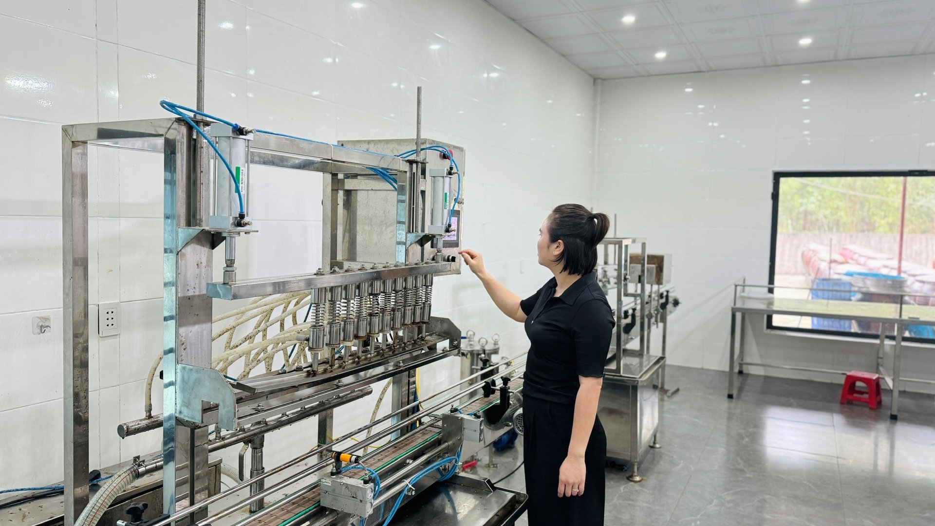 HTX Dịch vụ Chế biến hải sản Phú Sáng đầu tư công nghệ chiết rót tự động với kinh phí 750 triệu đồng giúp giảm 50% chi phí nhân công. Ảnh: Ánh Nguyệt. HTX Dịch vụ Chế biến hải sản Phú Sáng đầu tư công nghệ chiết rót tự động với kinh phí 750 triệu đồng giúp giảm 50% chi phí nhân công. Ảnh: Ánh Nguyệt.