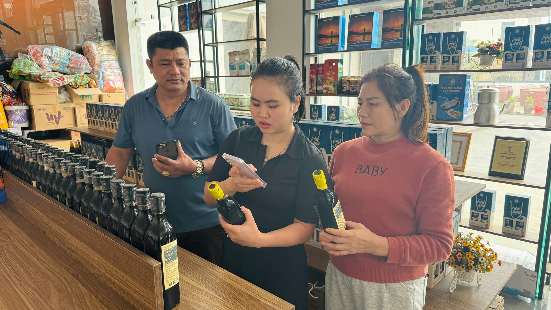 Nhiều cơ sở sản xuất, nông dân đã mạnh dạn ứng dụng công nghệ số, tạo thuận lợi trong giao dịch, kết nối tiêu thụ sản phẩm. Ảnh: Ánh Nguyệt. Nhiều cơ sở sản xuất, nông dân đã mạnh dạn ứng dụng công nghệ số, tạo thuận lợi trong giao dịch, kết nối tiêu thụ sản phẩm. Ảnh: Ánh Nguyệt.
