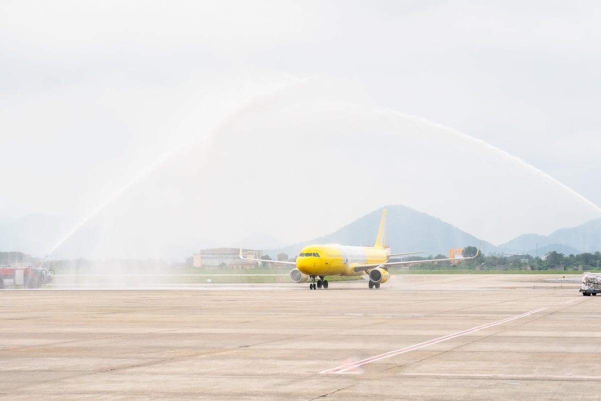 Nghi thức phun vòi rồng (Water salute) chào đón chiếc máy bay đầu tiên do Vietravel Airlines sở hữu. Ảnh: TH. Nghi thức phun vòi rồng (Water salute) chào đón chiếc máy bay đầu tiên do Vietravel Airlines sở hữu. Ảnh: TH.