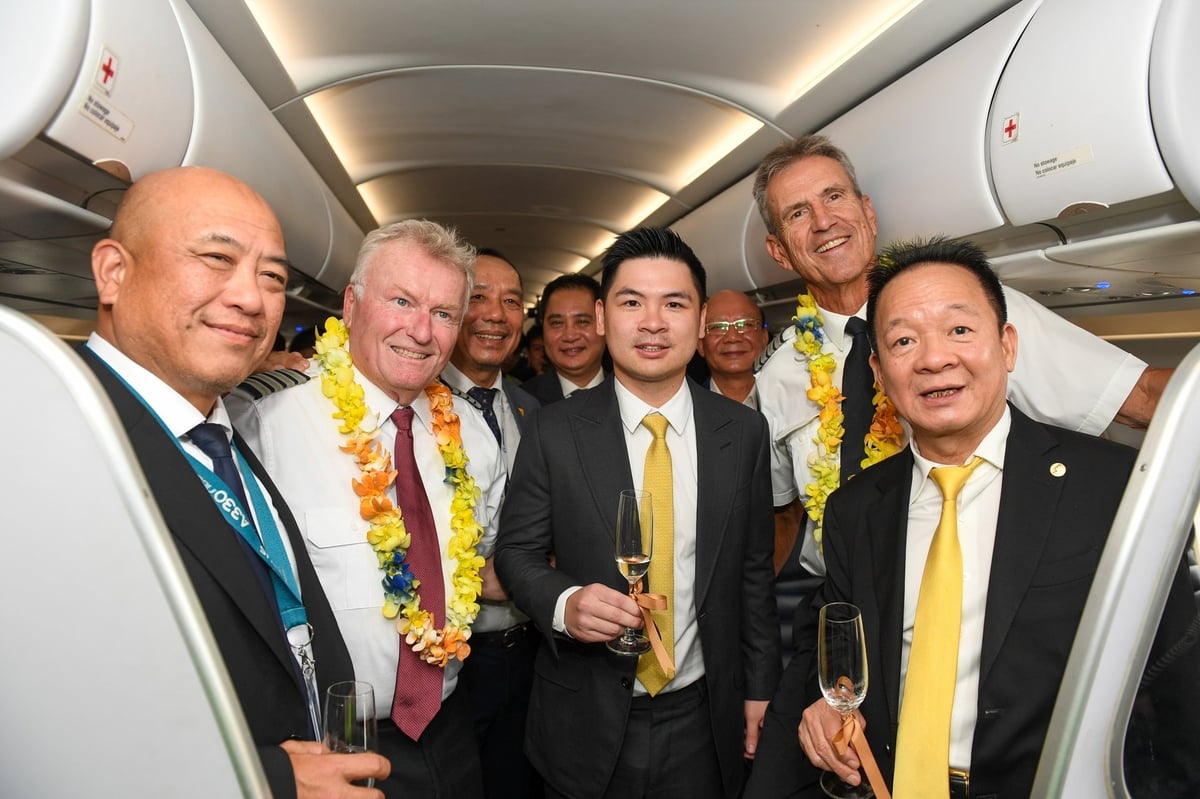 Các đại biểu chúc mừng tổ bay của Airbus A321. Ảnh: TH. Các đại biểu chúc mừng tổ bay của Airbus A321. Ảnh: TH.
