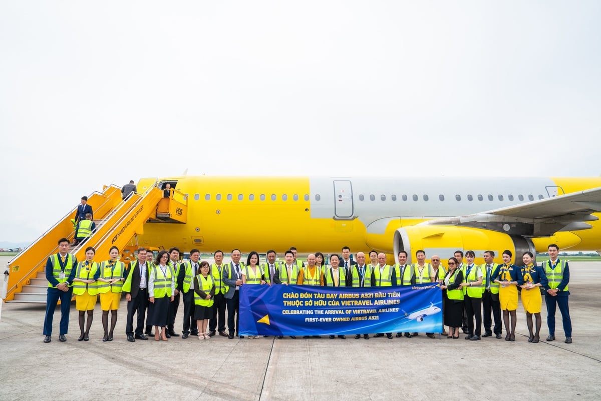 Các đại biểu chụp ảnh lưu niệm cùng chiếc máy bay Airbus A321 đầu tiên thuộc sở hữu của Vietravel Airlines. Ảnh: TH. Các đại biểu chụp ảnh lưu niệm cùng chiếc máy bay Airbus A321 đầu tiên thuộc sở hữu của Vietravel Airlines. Ảnh: TH.