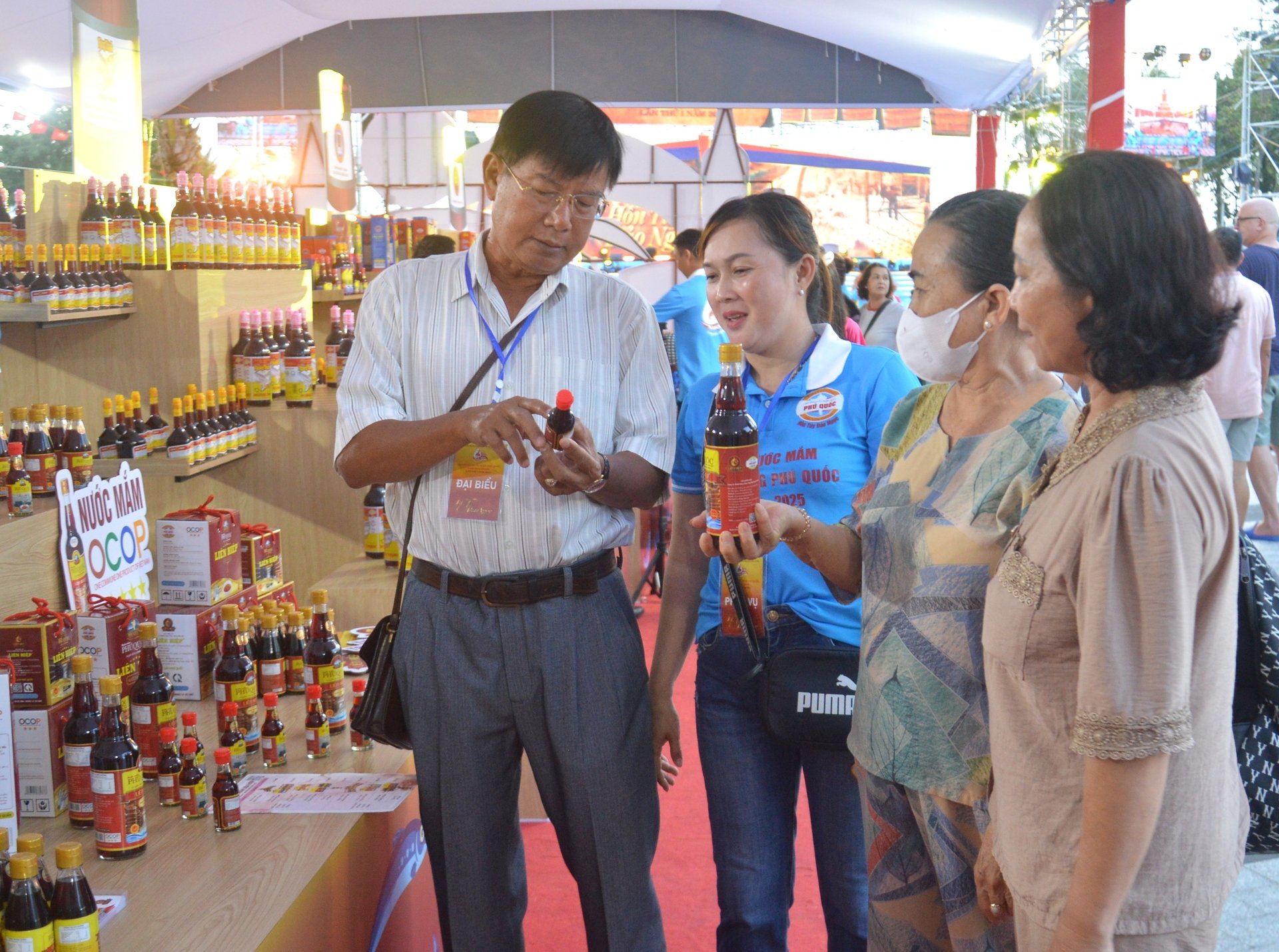 Các đại biểu tham quan khu trưng bày và mua sắm tại Festival Nước mắm Phú Quốc truyền thống trăm năm lần thứ I năm 2025. Ảnh: Trung Chánh. Các đại biểu tham quan khu trưng bày và mua sắm tại Festival Nước mắm Phú Quốc truyền thống trăm năm lần thứ I năm 2025. Ảnh: Trung Chánh.