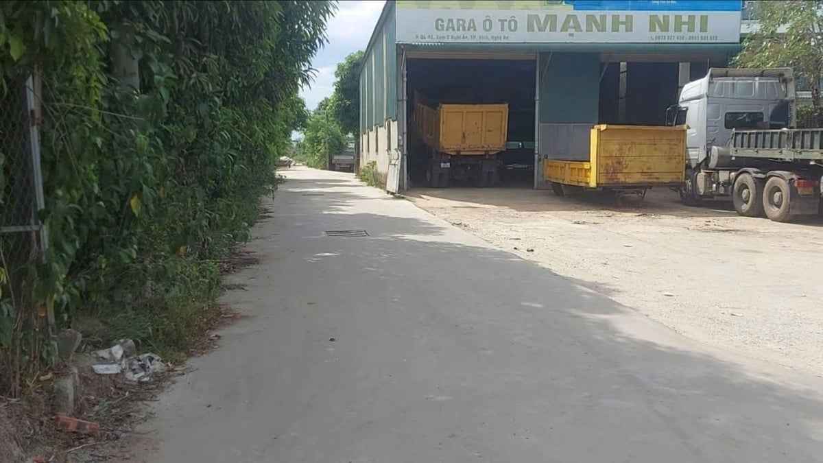 Khu vực đổ chất thải giết mổ gia súc chỉ cách đường Quốc lộ 46 chưa đầy 50m. Ảnh: Đình Tiệp. Khu vực đổ chất thải giết mổ gia súc chỉ cách đường Quốc lộ 46 chưa đầy 50m. Ảnh: Đình Tiệp.