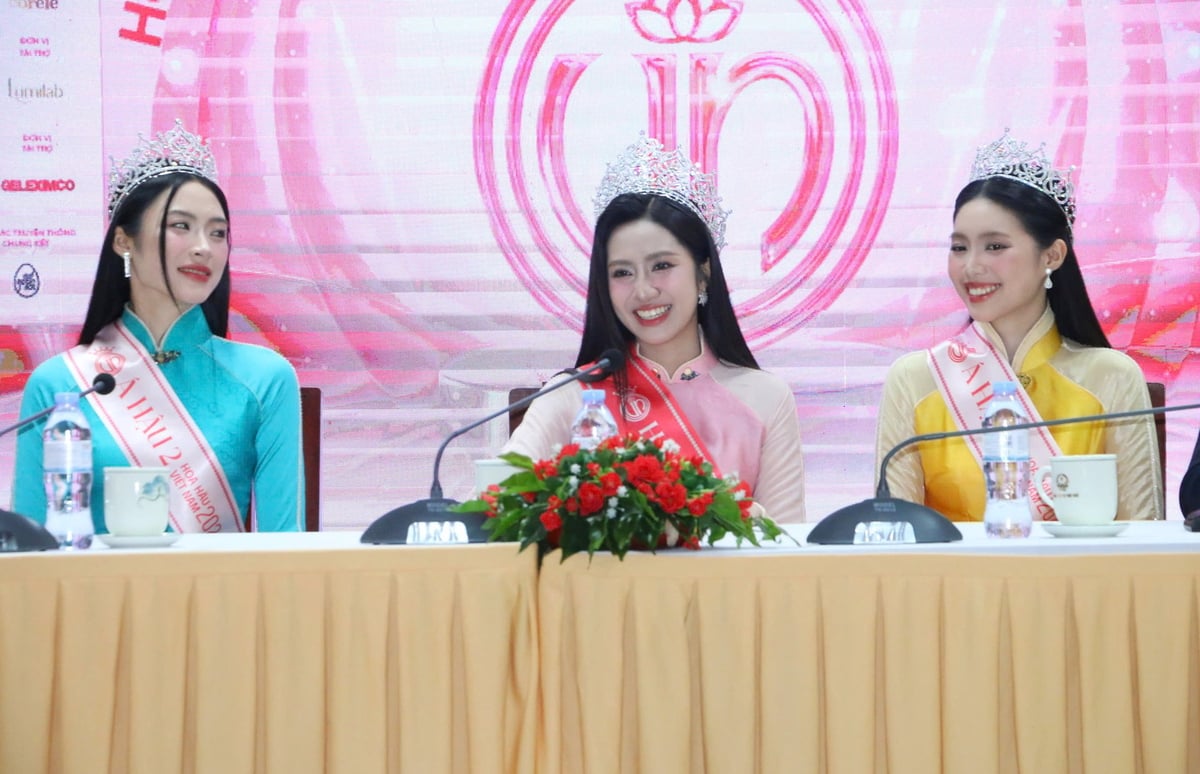 Tân Hoa hậu và các Á hậu chia sẻ tại họp báo sau đăng quang. Ảnh: V.D Tân Hoa hậu và các Á hậu chia sẻ tại họp báo sau đăng quang. Ảnh: V.D