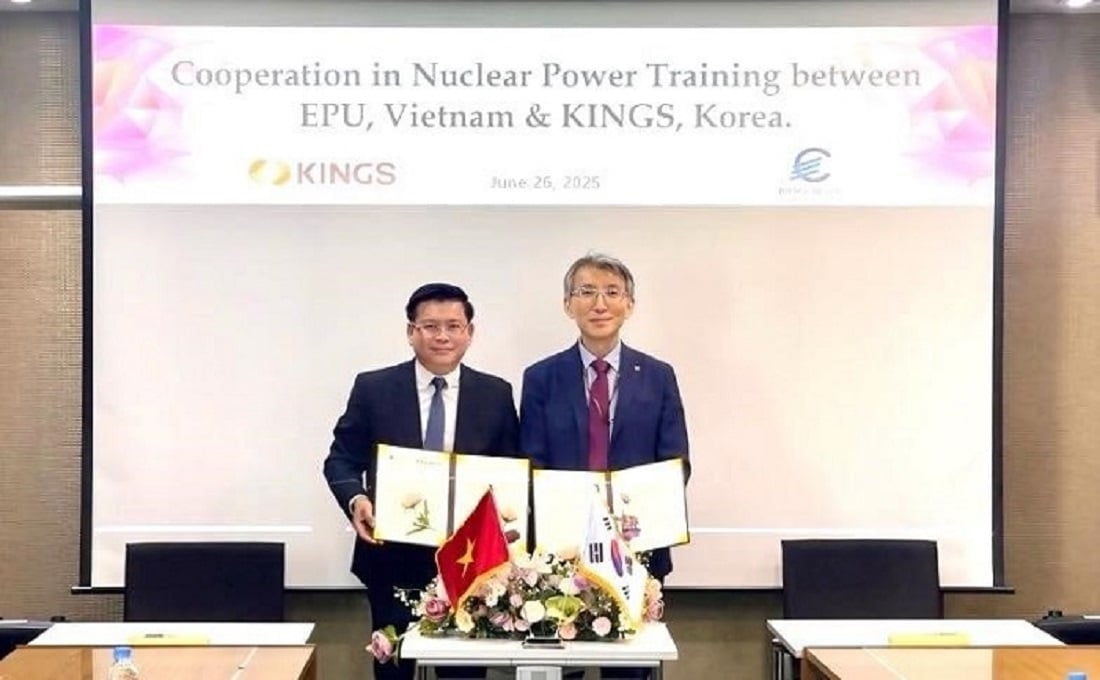 PGS.TS Đinh Văn Châu - Hiệu trưởng Trường Đại học Điện lực ký kết hợp tác với Giáo sư Lim Hak-kyu - Quyền Hiệu trưởng KINGS. Ảnh: Trường Đại học Điện lực.