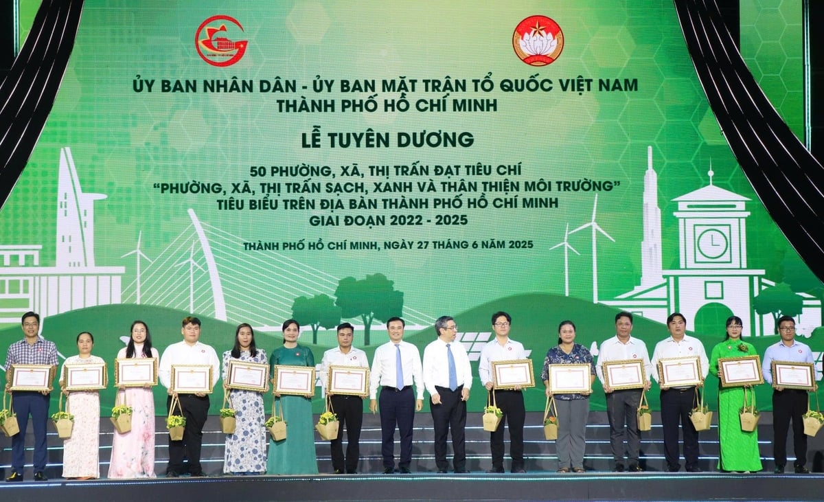 Lãnh đạo thành phố tuyên dương 50 phường, xã, thị trấn đạt tiêu chí 'Phường, xã, thị trấn sạch, xanh và thân thiện môi trường'. Ảnh: Anh Hoàng. Lãnh đạo thành phố tuyên dương 50 phường, xã, thị trấn đạt tiêu chí 'Phường, xã, thị trấn sạch, xanh và thân thiện môi trường'. Ảnh: Anh Hoàng.