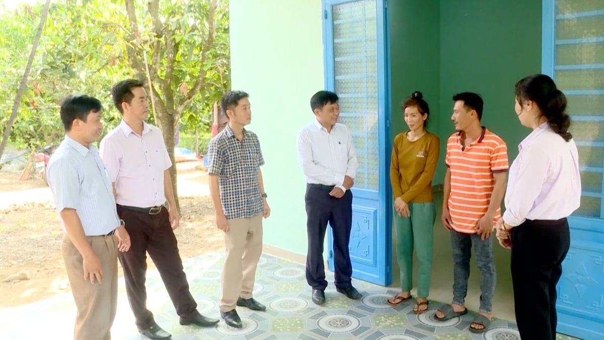 Vợ chồng chị Giàu (áo nâu) và anh Linh (áo kẻ ngang, bên cạnh) vui mừng khi được UBND tỉnh bàn giao ngôi nhà xây mới, khang trang. Ảnh: Châu Thanh An.