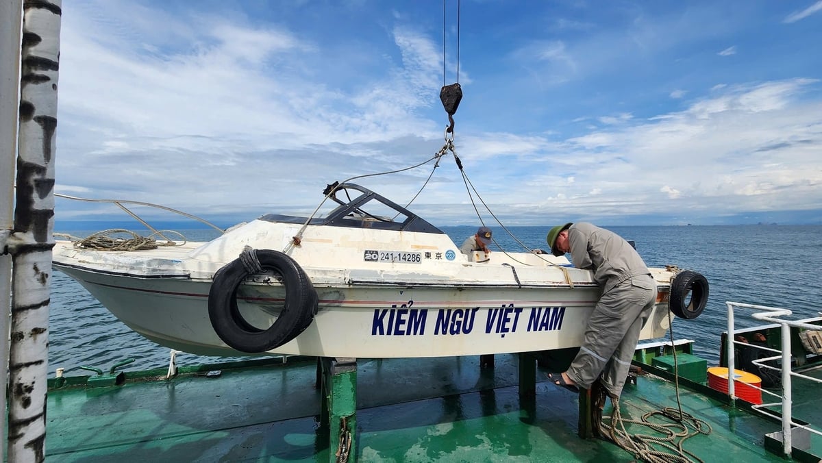 Kiểm tra xuồng cao tốc, trước thả xuống biển để đi tuần. Ảnh: Đức Hải. Kiểm tra xuồng cao tốc, trước thả xuống biển để đi tuần. Ảnh: Đức Hải.
