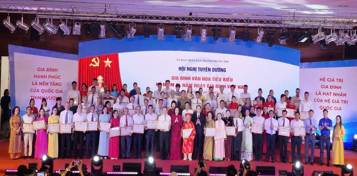 Đại diện các gia đình văn hóa tiêu biểu nhận khen thưởng. Ảnh: Sở Văn hoá và Thể thao Hà Nội. Đại diện các gia đình văn hóa tiêu biểu nhận khen thưởng. Ảnh: Sở Văn hoá và Thể thao Hà Nội.