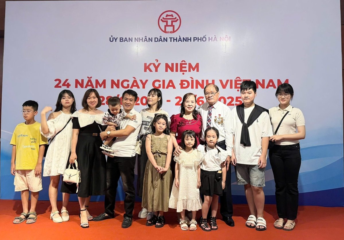 Các gia đình văn hoá tiêu biểu được tuyên dương tại buổi lễ. Ảnh: Sở Văn hoá và Thể thao Hà Nội. Các gia đình văn hoá tiêu biểu được tuyên dương tại buổi lễ. Ảnh: Sở Văn hoá và Thể thao Hà Nội.
