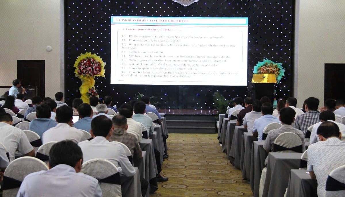 Báo cáo viên truyền đạt cho lãnh đạo các xã, phường ở Bình Định chuyên môn trong lĩnh vực nông nghiệp và môi trường. Ảnh: V.Đ.T. Báo cáo viên truyền đạt cho lãnh đạo các xã, phường ở Bình Định chuyên môn trong lĩnh vực nông nghiệp và môi trường. Ảnh: V.Đ.T.