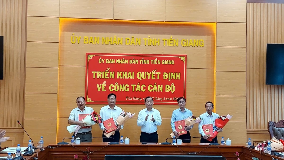 Ông Nguyễn Văn Vĩnh (giữa), Chủ tịch UBND tỉnh Tiền Giang trao quyết định bổ nhiệm lãnh đạo BQLDA Đầu tư xây dựng khu vực III. Ảnh: Minh Đảm. Ông Nguyễn Văn Vĩnh (giữa), Chủ tịch UBND tỉnh Tiền Giang trao quyết định bổ nhiệm lãnh đạo BQLDA Đầu tư xây dựng khu vực III. Ảnh: Minh Đảm.