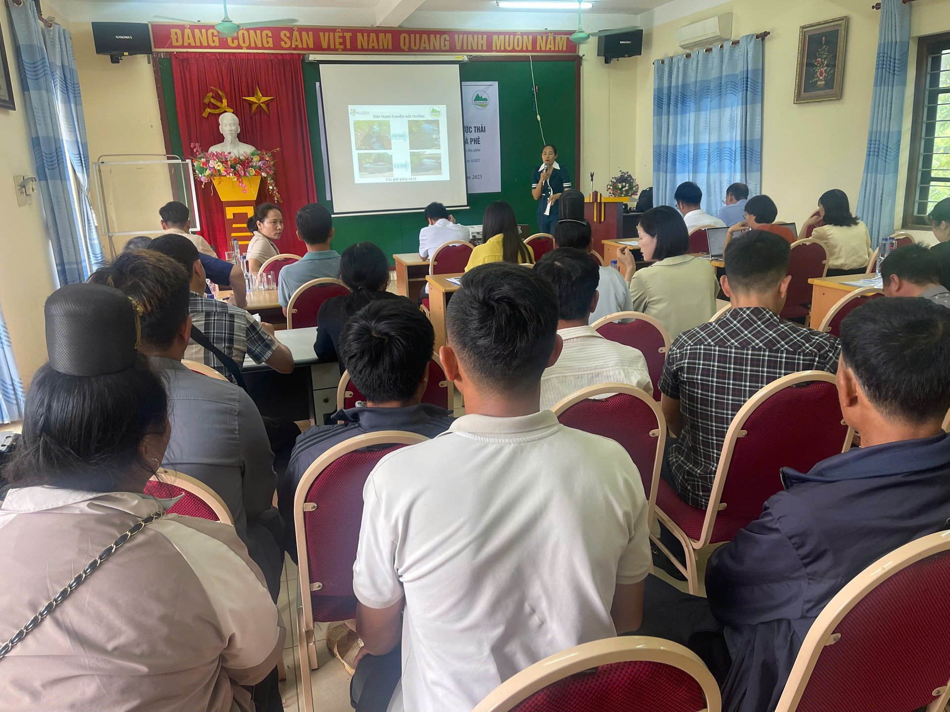 Hội nghị chia sẻ kết quả mô hình xử lý nước thải và phụ phẩm trong chế biến cà phê tại HTX Thái Việt, thu hút sự tham gia của nhiều HTX, hộ sơ chế quy mô nhỏ. Ảnh: Nguyễn Nga. Hội nghị chia sẻ kết quả mô hình xử lý nước thải và phụ phẩm trong chế biến cà phê tại HTX Thái Việt, thu hút sự tham gia của nhiều HTX, hộ sơ chế quy mô nhỏ. Ảnh: Nguyễn Nga.