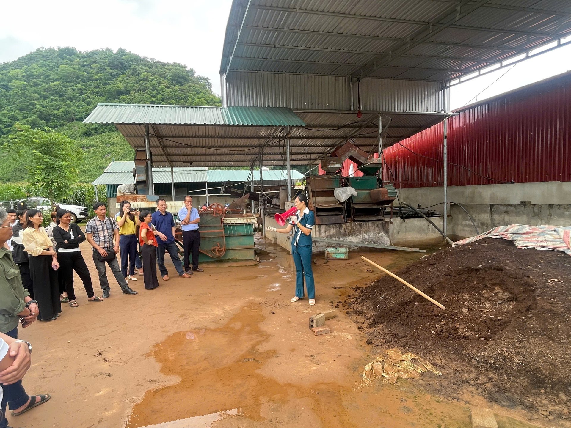 Nhóm nghiên cứu, đại diện chính quyền địa phương và các HTX khảo sát khu vực ủ phân bón hữu cơ từ vỏ cà phê tại HTX Thái Việt. Ảnh: Nguyễn Nga. Nhóm nghiên cứu, đại diện chính quyền địa phương và các HTX khảo sát khu vực ủ phân bón hữu cơ từ vỏ cà phê tại HTX Thái Việt. Ảnh: Nguyễn Nga.