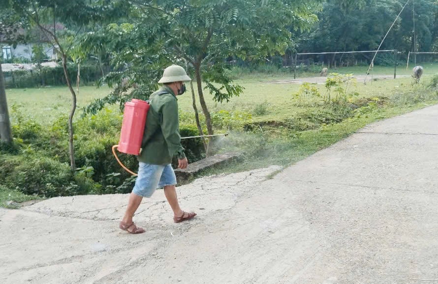 Người dân xã Thượng Hóa phun tiêu độc khử trùng tại các tuyến đường dân cư. Ảnh: T. Phùng. Người dân xã Thượng Hóa phun tiêu độc khử trùng tại các tuyến đường dân cư. Ảnh: T. Phùng.