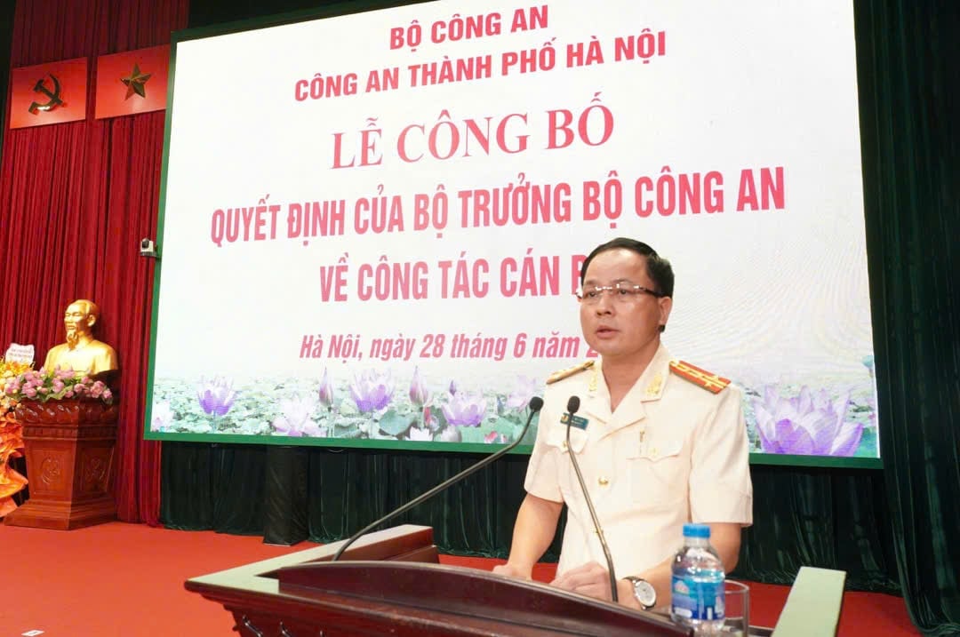 Đại tá Lê Văn Tuân, Phó Giám đốc CATP Hà Nội phát biểu nhận nhiệm vụ. Ảnh: CATP Hà Nội. Đại tá Lê Văn Tuân, Phó Giám đốc CATP Hà Nội phát biểu nhận nhiệm vụ. Ảnh: CATP Hà Nội.