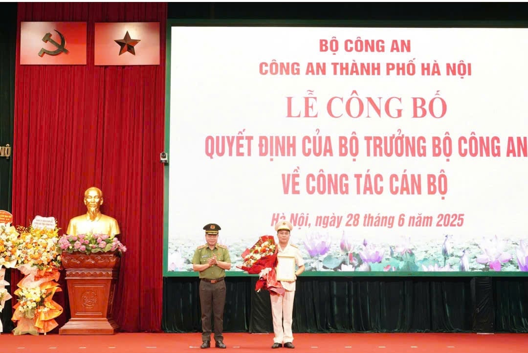 Trung tướng Nguyễn Thanh Tùng, Giám đốc CATP trao Quyết định, tặng hoa chúc mừng đồng chí tân Phó Giám đốc, Đại tá Lê Văn Tuân. Ảnh: CATP Hà Nội. Trung tướng Nguyễn Thanh Tùng, Giám đốc CATP trao Quyết định, tặng hoa chúc mừng đồng chí tân Phó Giám đốc, Đại tá Lê Văn Tuân. Ảnh: CATP Hà Nội.