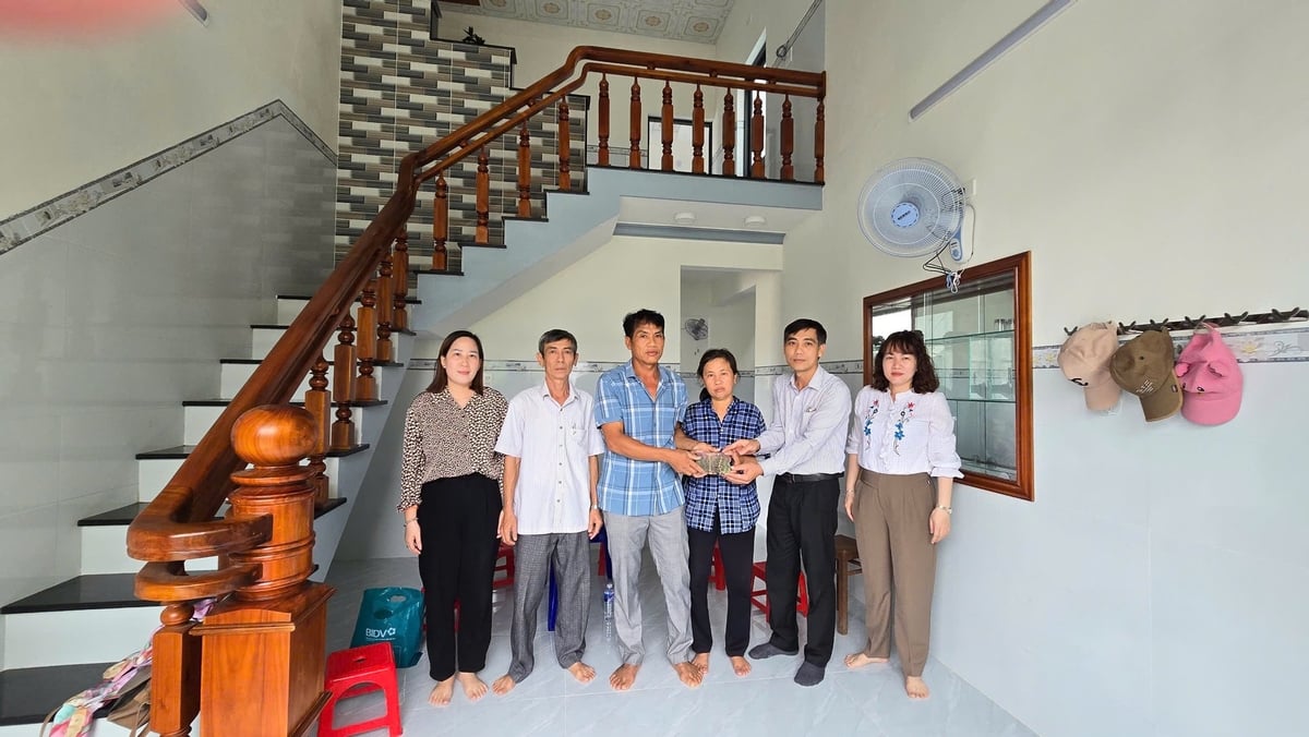 Hộ ông Lê Văn Xuyên, hộ cận nghèo ở thôn Nhân Ân, xã Phước Thuận (huyện Tuy Phước) chia tay căn nhà tạm và được ở trong ngôi nhà mới khang trang. Ảnh: V.Đ.T. Hộ ông Lê Văn Xuyên, hộ cận nghèo ở thôn Nhân Ân, xã Phước Thuận (huyện Tuy Phước) chia tay căn nhà tạm và được ở trong ngôi nhà mới khang trang. Ảnh: V.Đ.T.