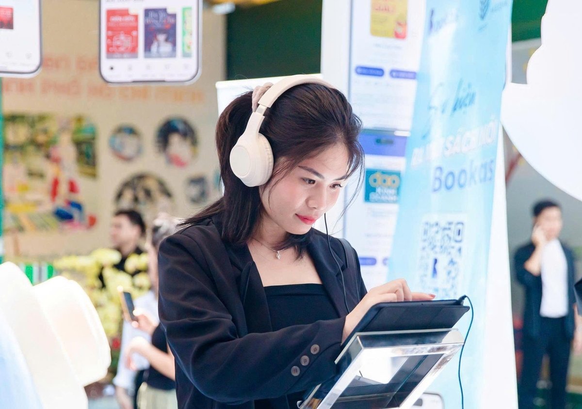 Giới trẻ hiện đại sử dụng thiết bị công nghệ để chia sẻ những câu chuyện cá nhân. Giới trẻ hiện đại sử dụng thiết bị công nghệ để chia sẻ những câu chuyện cá nhân.