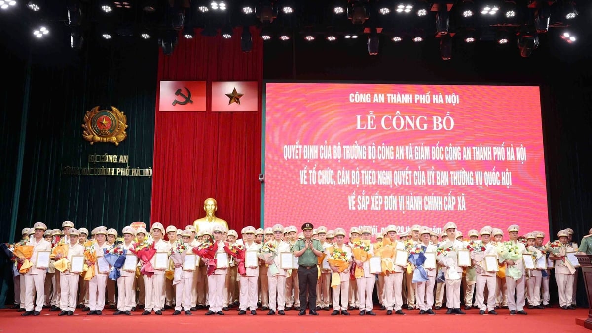 Đại tá Nguyễn Tiến Đạt - Phó Giám đốc Công an TP Hà Nội trao quyết định, tặng hoa chúc mừng các Trưởng công an phường, xã. Ảnh: Công an TP Hà Nội. Đại tá Nguyễn Tiến Đạt - Phó Giám đốc Công an TP Hà Nội trao quyết định, tặng hoa chúc mừng các Trưởng công an phường, xã. Ảnh: Công an TP Hà Nội.