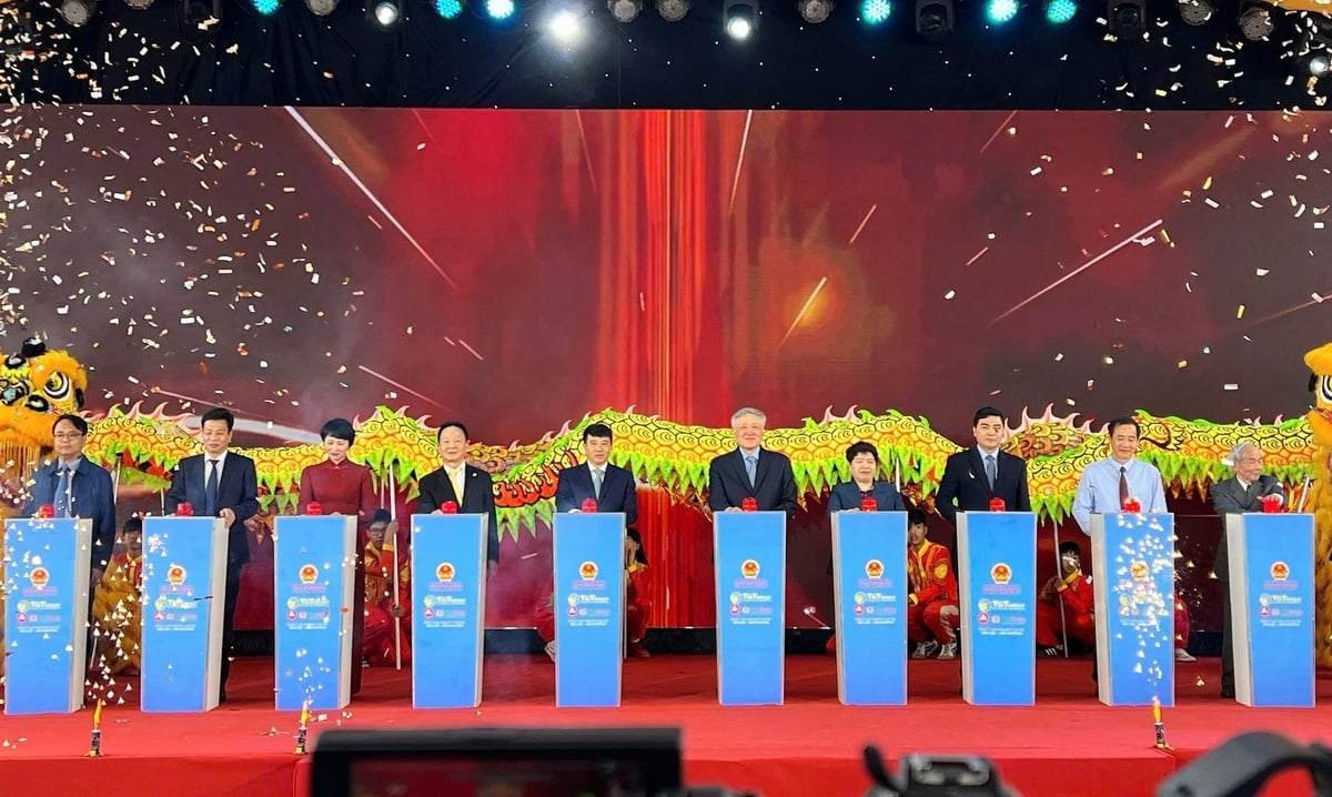 Các đại biểu ấn nút khởi công cao tốc Bảo Lộc – Liên Khương giai đoạn 1. Ảnh: MH. Các đại biểu ấn nút khởi công cao tốc Bảo Lộc – Liên Khương giai đoạn 1. Ảnh: MH.