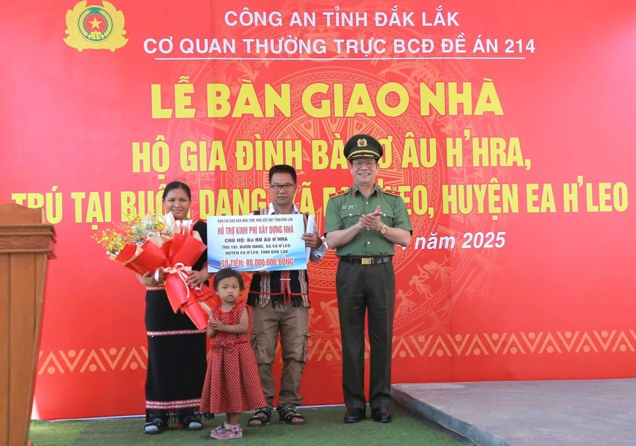 Bàn giao nhà cho gia đình bà Rơ Âu H’Hra tại buôn Dang, xã Ea H’leo, huyện Ea H’leo. Ảnh: Công an tỉnh Đắk Lắk. Bàn giao nhà cho gia đình bà Rơ Âu H’Hra tại buôn Dang, xã Ea H’leo, huyện Ea H’leo. Ảnh: Công an tỉnh Đắk Lắk.