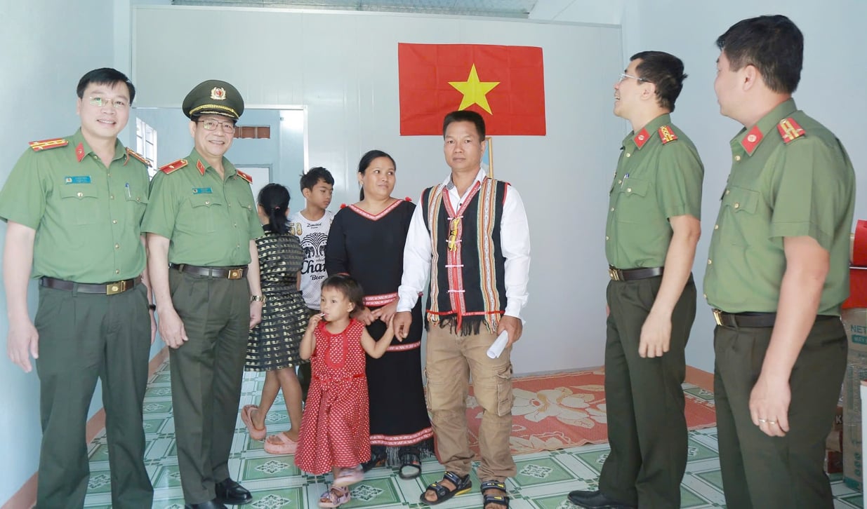 Người dân và cán bộ công an hòa chung niềm vui trong những ngôi nhà nghĩa tình. Ảnh: Công an tỉnh Đắk Lắk. Người dân và cán bộ công an hòa chung niềm vui trong những ngôi nhà nghĩa tình. Ảnh: Công an tỉnh Đắk Lắk.