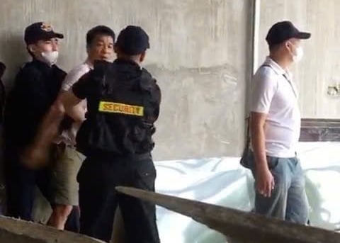 Nhóm người khống chế, đập phá nhà anh Kiều Quang Đức (số 204 Phan Bá Vành, phường Cổ Nhuế 1) ngày 11/5/2025. Ảnh: Cao Sơn. Nhóm người khống chế, đập phá nhà anh Kiều Quang Đức (số 204 Phan Bá Vành, phường Cổ Nhuế 1) ngày 11/5/2025. Ảnh: Cao Sơn.