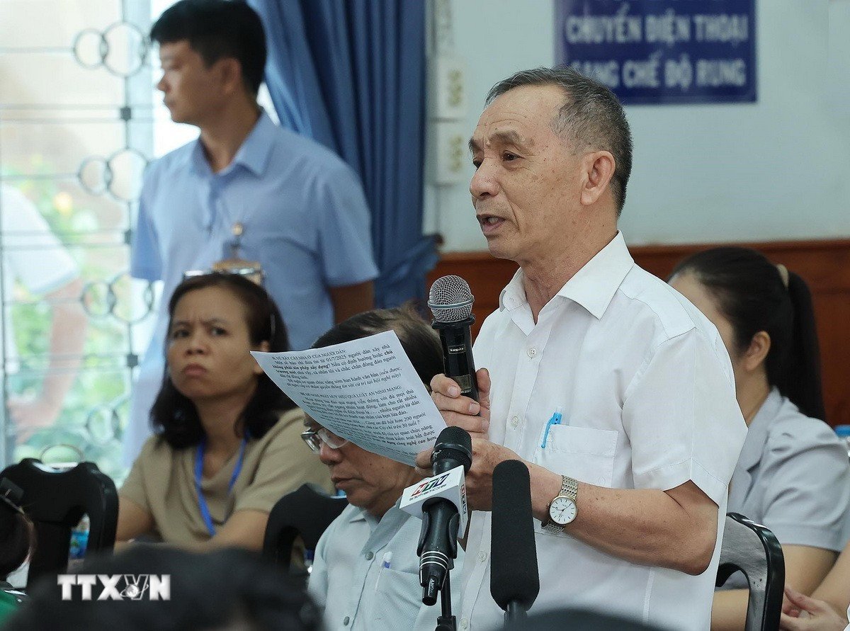 Cử tri Lê Văn Khuyên, xã Thới Tam Thôn, huyện Hóc Môn phát biểu ý kiến. Ảnh: TTXVN. Cử tri Lê Văn Khuyên, xã Thới Tam Thôn, huyện Hóc Môn phát biểu ý kiến. Ảnh: TTXVN.