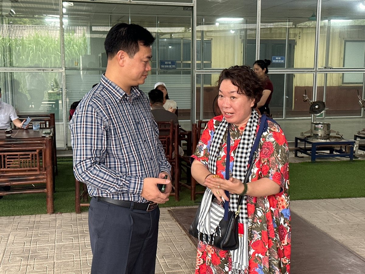 Ông Tạ Văn Lộc - Giám đốc Trung tâm Thông tin tỉnh Thái Nguyên (bên trái) chia sẻ về các giá trị và văn hóa trà Thái Nguyên với nhà báo Lương Thị Bích Ngọc (bên phải). Ảnh: Quang Linh.