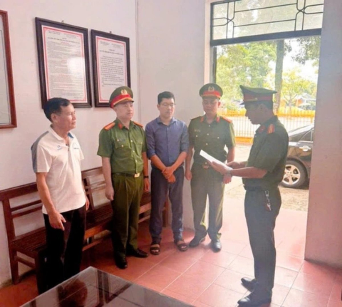 Cơ quan cảnh sát điều tra thi hành lệnh khởi tố, bắt tạm giam đối với Trần Tuấn Phương mặc áo màu xanh. Ảnh: Công an tỉnh Phú Thọ. Cơ quan cảnh sát điều tra thi hành lệnh khởi tố, bắt tạm giam đối với Trần Tuấn Phương mặc áo màu xanh. Ảnh: Công an tỉnh Phú Thọ.