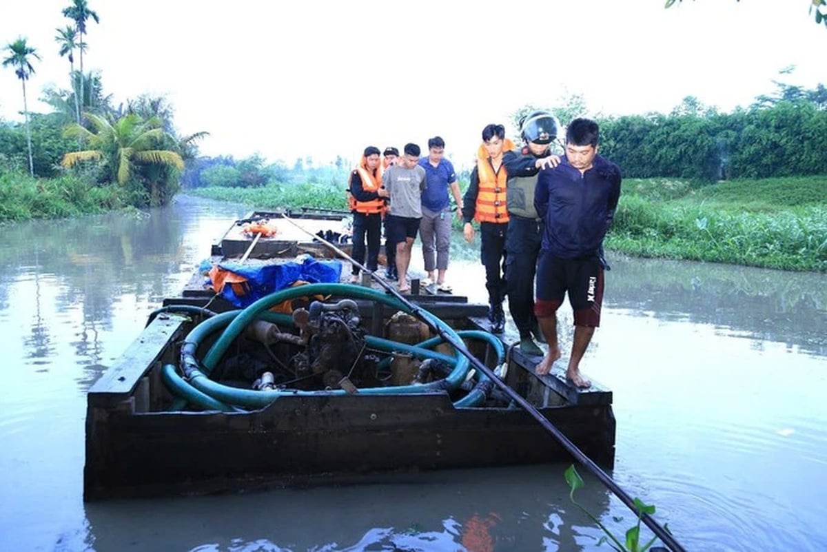 Công an bắt giữ nhóm đối tượng khai thác cát trái phép. Ảnh: Công an Đồng Nai. Công an bắt giữ nhóm đối tượng khai thác cát trái phép. Ảnh: Công an Đồng Nai.