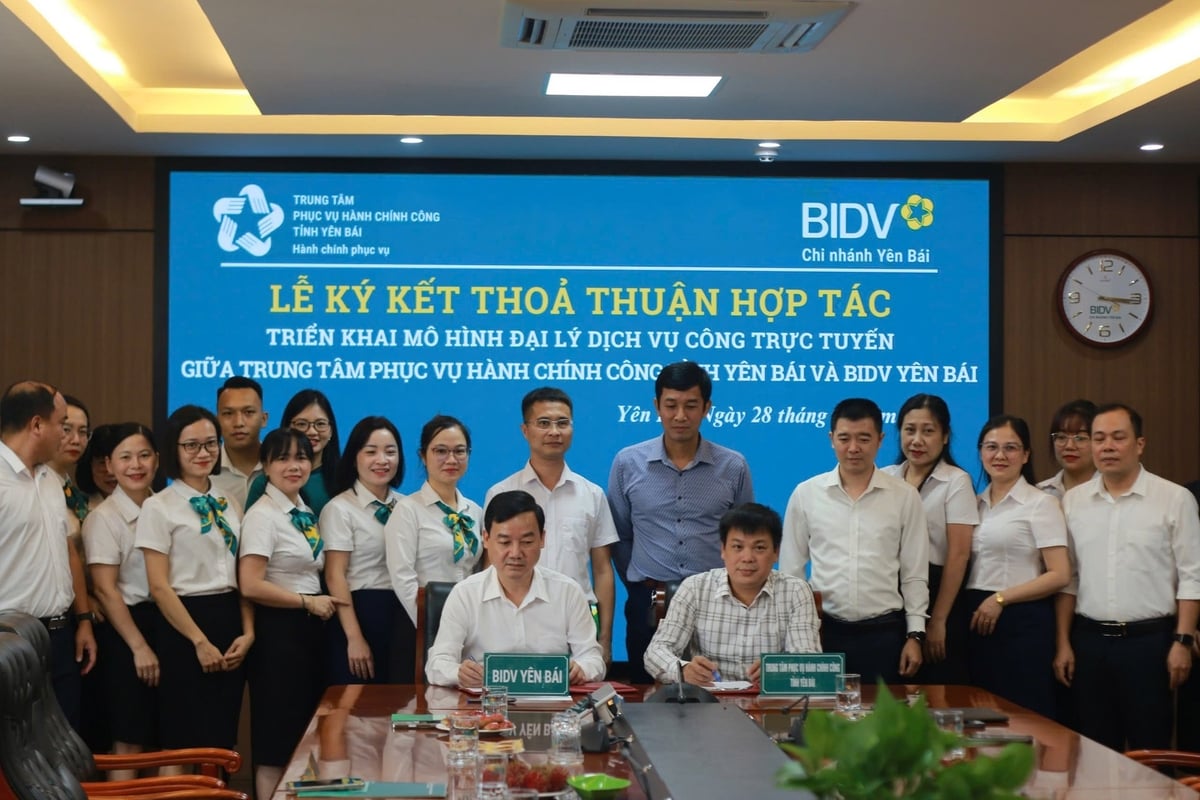 Đại diện Trung tâm Phục vụ Hành chính công tỉnh Yên Bái và BIDV Yên Bái ký thỏa thuận hợp tác. Ảnh: Thanh Tiến. Đại diện Trung tâm Phục vụ Hành chính công tỉnh Yên Bái và BIDV Yên Bái ký thỏa thuận hợp tác. Ảnh: Thanh Tiến.