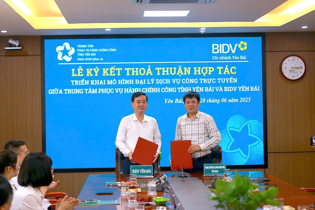 Việc triển khai mô hình Đại lý dịch vụ công trực tuyến góp phần thúc đẩy xây dựng môi trường hành chính công minh bạch, hiện đại. Ảnh: Thanh Tiến. Việc triển khai mô hình Đại lý dịch vụ công trực tuyến góp phần thúc đẩy xây dựng môi trường hành chính công minh bạch, hiện đại. Ảnh: Thanh Tiến.