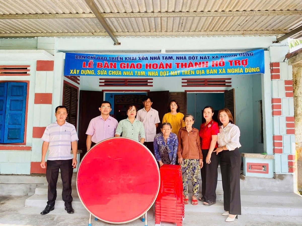 Một hộ gia đình khó khăn ở TP. Quảng Ngãi được hỗ trợ xóa nhà tạm, nhà dột nát. Ảnh: Võ Hà. Một hộ gia đình khó khăn ở TP. Quảng Ngãi được hỗ trợ xóa nhà tạm, nhà dột nát. Ảnh: Võ Hà.