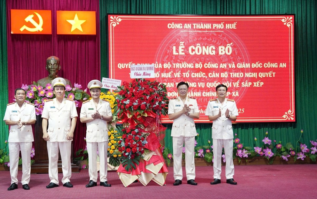 Ban Giám đốc Công an TP Huế tặng hoa chúc mừng 2 tân Phó Giám đốc. Ảnh: C.A Ban Giám đốc Công an TP Huế tặng hoa chúc mừng 2 tân Phó Giám đốc. Ảnh: C.A
