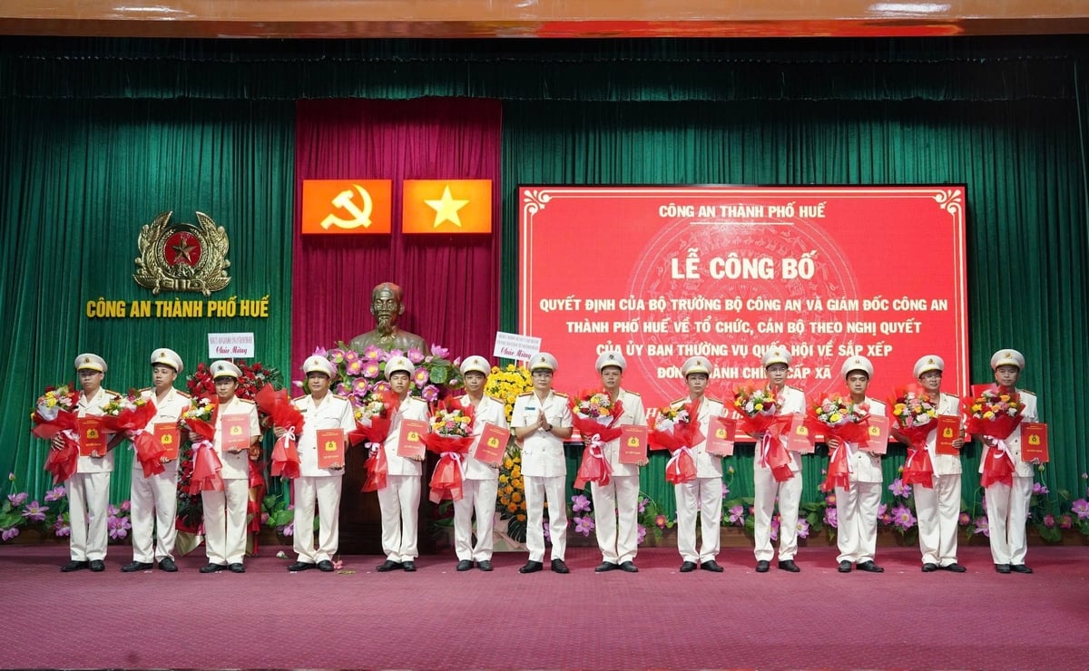 Lãnh đạo Công an TP Huế trao quyết định và tặng hoa chúc mừng các đơn vị Công an cấp xã. Ảnh: C.A. Lãnh đạo Công an TP Huế trao quyết định và tặng hoa chúc mừng các đơn vị Công an cấp xã. Ảnh: C.A.