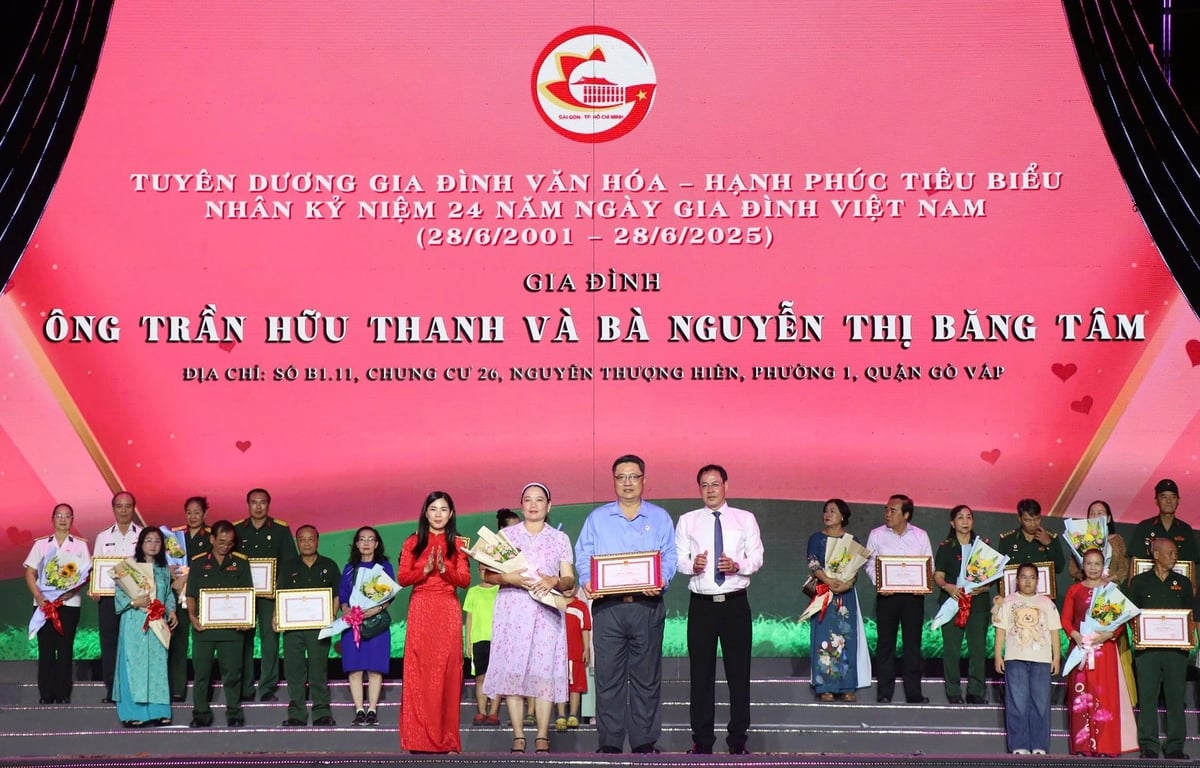 Lãnh đạo thành phố tuyên dương 90 gia đình văn hóa - hạnh phúc tiêu biểu. Ảnh: Anh Hoàng.