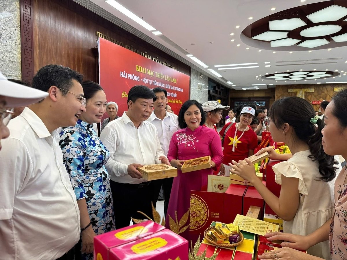 Triển lãm 'Hải Phòng - Hội tụ tiềm năng, kiến tạo tương lai' diễn ra đến hết ngày 10/7 và được tổ chức đồng thời tại Trung tâm Văn hóa Xứ Đông (Hải Dương) và Quảng trường Nhà hát TP Hải Phòng. Thành Chung. Triển lãm 'Hải Phòng - Hội tụ tiềm năng, kiến tạo tương lai' diễn ra đến hết ngày 10/7 và được tổ chức đồng thời tại Trung tâm Văn hóa Xứ Đông (Hải Dương) và Quảng trường Nhà hát TP Hải Phòng. Thành Chung.