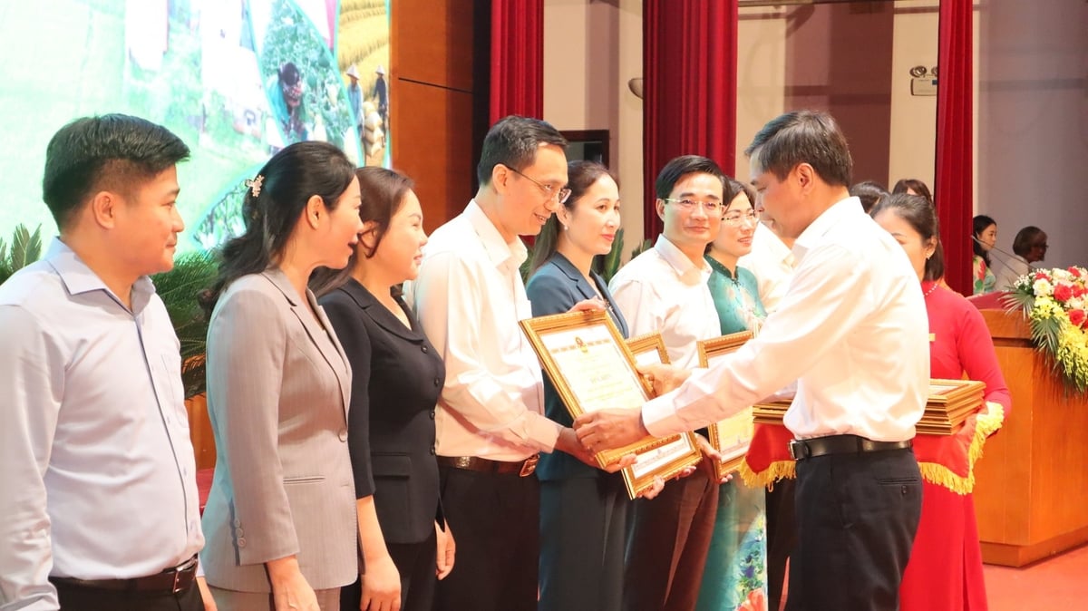 Lãnh đạo tỉnh Quảng Ninh trao bằng khen cho cá nhân, tập thể có thành tích xuất sắc trong phong trào thi đua xây dựng NTM giai đoạn 2021-2025. Ảnh: Nguyễn Thành. Lãnh đạo tỉnh Quảng Ninh trao bằng khen cho cá nhân, tập thể có thành tích xuất sắc trong phong trào thi đua xây dựng NTM giai đoạn 2021-2025. Ảnh: Nguyễn Thành.