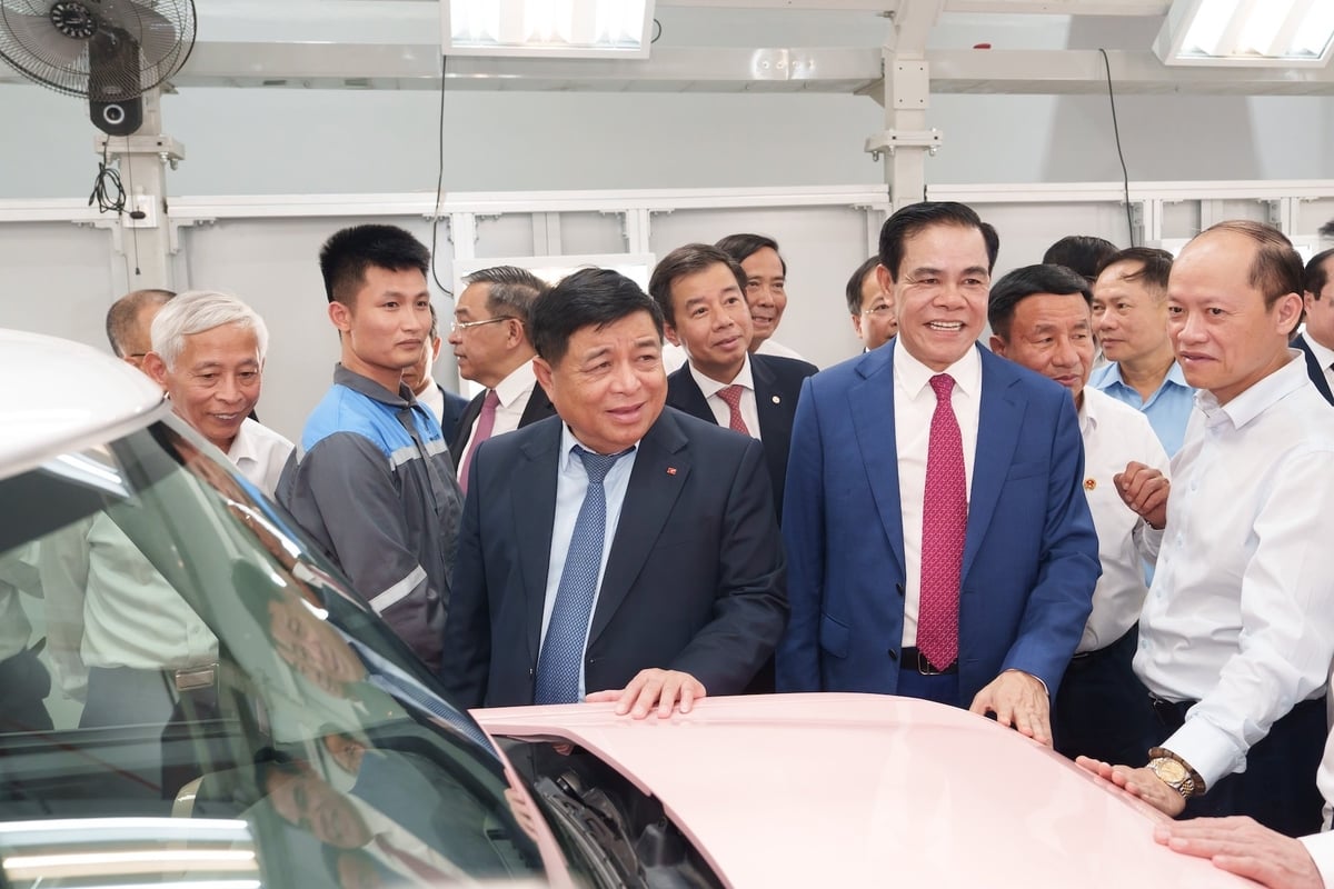 Phó Thủ tướng Nguyễn Chí Dũng cùng các lãnh đạo, nguyên lãnh đạo cấp cao của Đảng, Nhà nước và tỉnh Hà Tĩnh tham quan nhà máy sản xuất ô tô điện VinFast Hà Tĩnh. Ảnh: Thanh Nga. Phó Thủ tướng Nguyễn Chí Dũng cùng các lãnh đạo, nguyên lãnh đạo cấp cao của Đảng, Nhà nước và tỉnh Hà Tĩnh tham quan nhà máy sản xuất ô tô điện VinFast Hà Tĩnh. Ảnh: Thanh Nga.