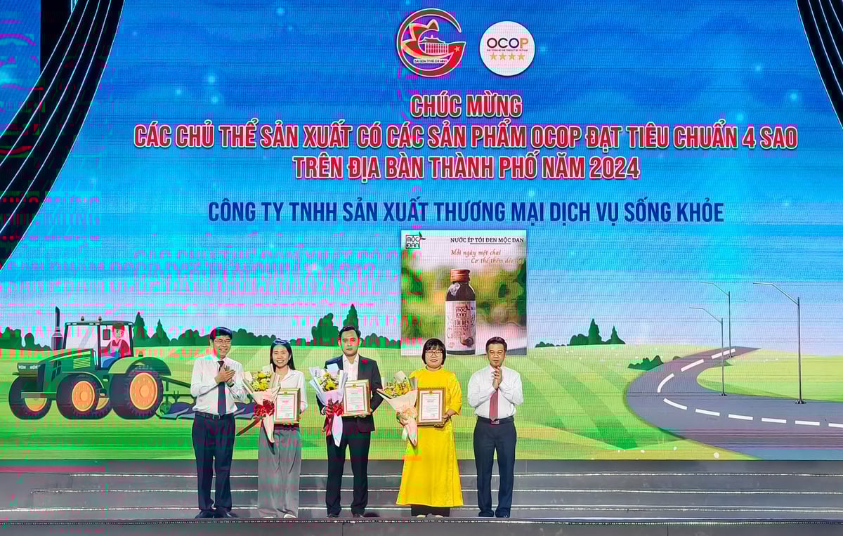 Lãnh đạo TP.HCM trao chứng nhận OCOP 4 sao năm 2024 cho các chủ thể. Ảnh: Nguyễn Thủy. Lãnh đạo TP.HCM trao chứng nhận OCOP 4 sao năm 2024 cho các chủ thể. Ảnh: Nguyễn Thủy.
