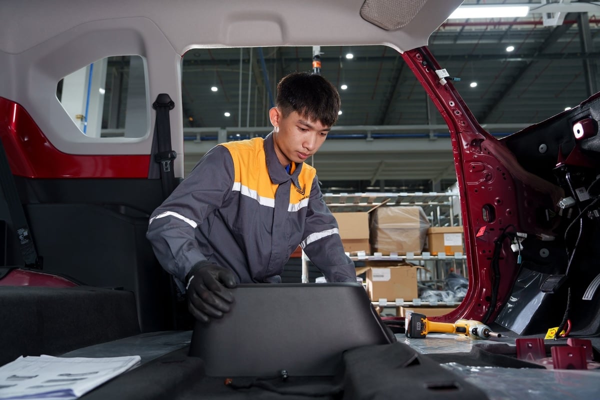 Công nhân lắp ráp xe ô tô điện tại Nhà máy VinFast Hà Tĩnh. Ảnh: Thanh Nga. Công nhân lắp ráp xe ô tô điện tại Nhà máy VinFast Hà Tĩnh. Ảnh: Thanh Nga.