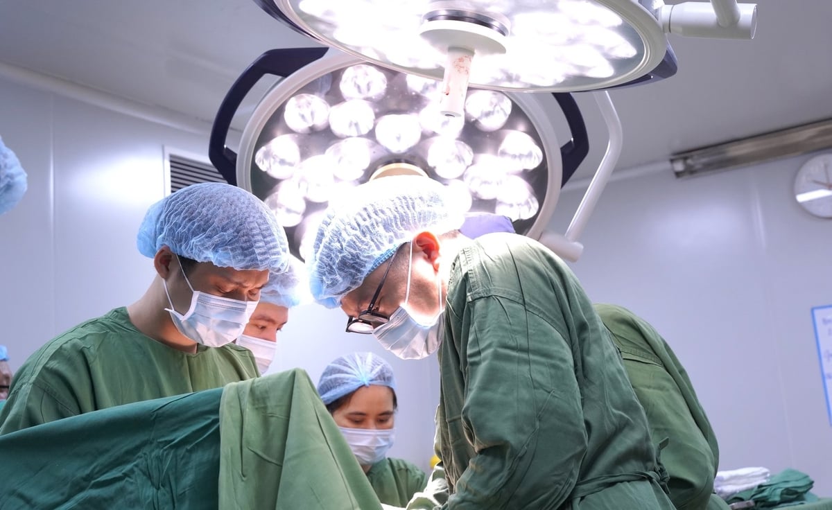 Sự tận tâm, tận hiến của đội ngũ y, bác sĩ đã viết nên những câu chuyện nhân ái đầy xúc cảm. Ảnh: An Nhiên. Sự tận tâm, tận hiến của đội ngũ y, bác sĩ đã viết nên những câu chuyện nhân ái đầy xúc cảm. Ảnh: An Nhiên.