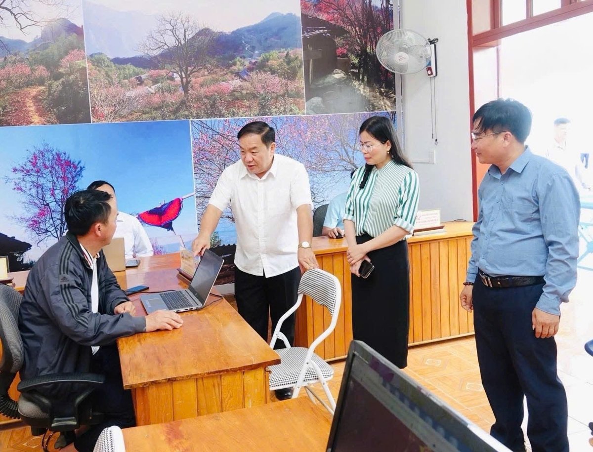 Đoàn công tác của tỉnh Sơn La kiểm tra các điều kiện chuẩn bị đi vào hoạt động chính quyền địa phương 2 cấp tại xã Tà Xùa. Ảnh: Nguyễn Yến. Đoàn công tác của tỉnh Sơn La kiểm tra các điều kiện chuẩn bị đi vào hoạt động chính quyền địa phương 2 cấp tại xã Tà Xùa. Ảnh: Nguyễn Yến.