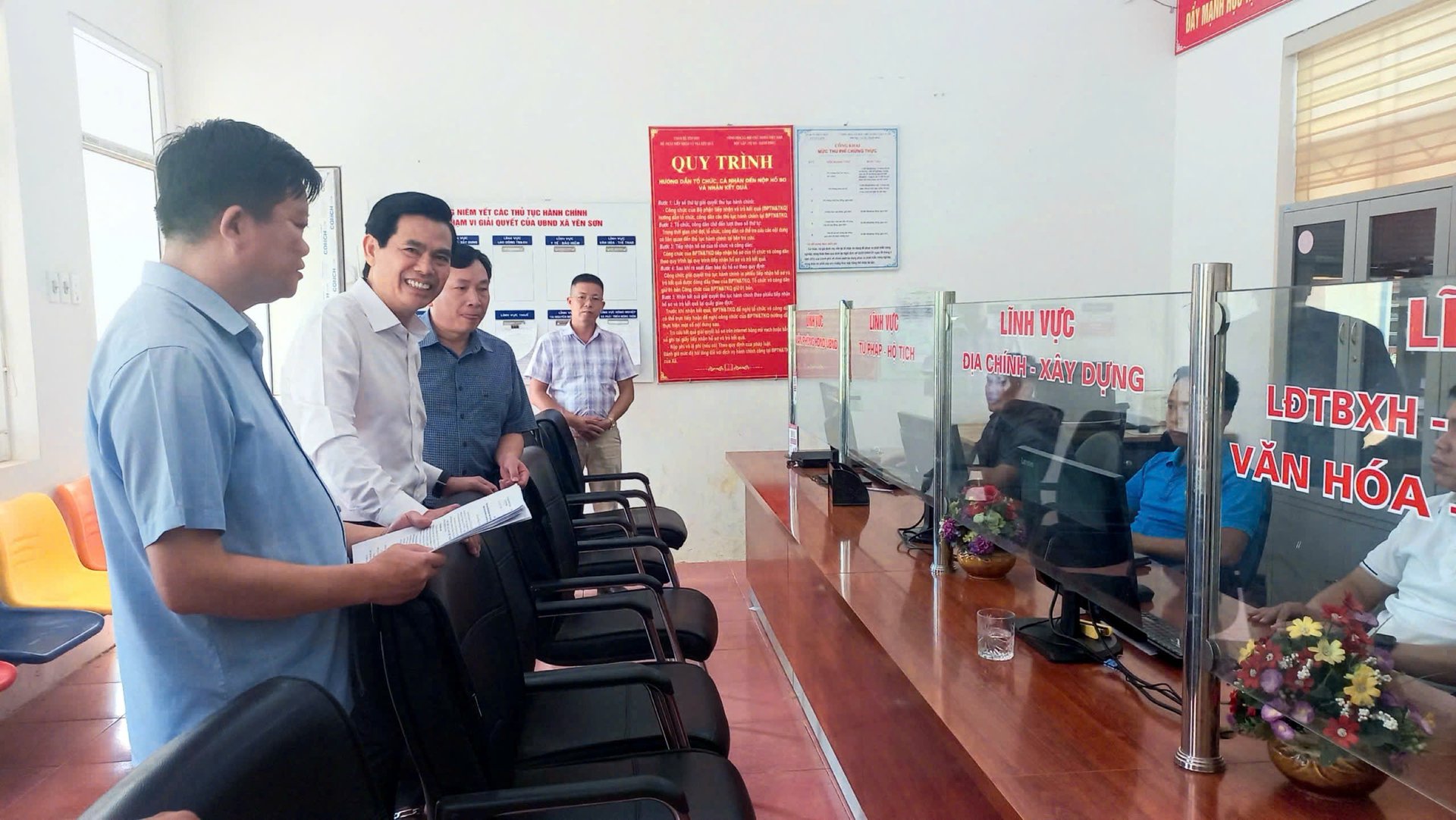 Ông Hoàng Quốc Khánh, Bí thư Tỉnh ủy Sơn La cùng Đoàn công tác kiểm tra các điều kiện chuẩn bị đi vào hoạt động chính quyền địa phương 2 cấp tại huyện Yên Châu. Ảnh: Trần Thủy. Ông Hoàng Quốc Khánh, Bí thư Tỉnh ủy Sơn La cùng Đoàn công tác kiểm tra các điều kiện chuẩn bị đi vào hoạt động chính quyền địa phương 2 cấp tại huyện Yên Châu. Ảnh: Trần Thủy.