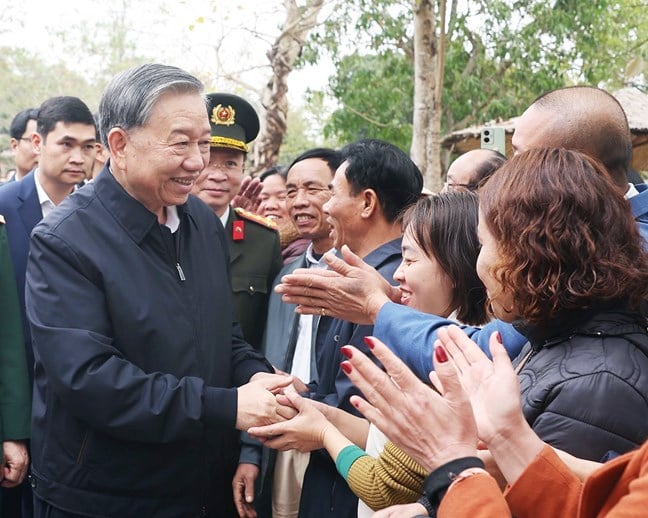 Tổng Bí thư Tô Lâm với nhân dân tại Khu Di tích lịch sử quốc gia đặc biệt Đền Hùng. Ảnh: TTXVN. Tổng Bí thư Tô Lâm với nhân dân tại Khu Di tích lịch sử quốc gia đặc biệt Đền Hùng. Ảnh: TTXVN.